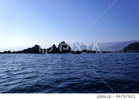 遊覧船からの三ツ石海岸 94797621