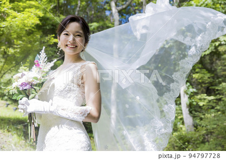 ブーケを持つ花嫁 ベールなびかせショット ブーケを持つ花嫁 ベールなびかせショット 94797728