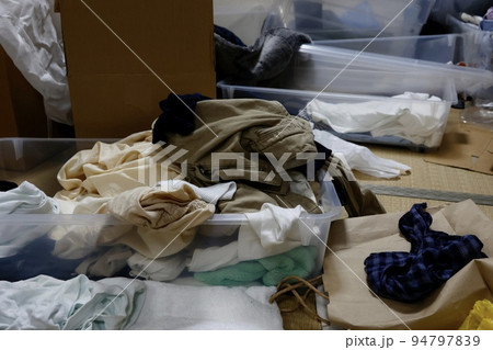 服や荷物で荒れた部屋 94797839