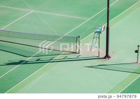 シンプルな構図のテニスコート 94797879