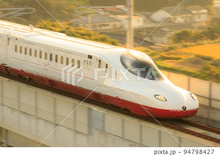 夕日を浴びながら走る新幹線「かもめ」（JR九州　N700S系8000番台） 94798427