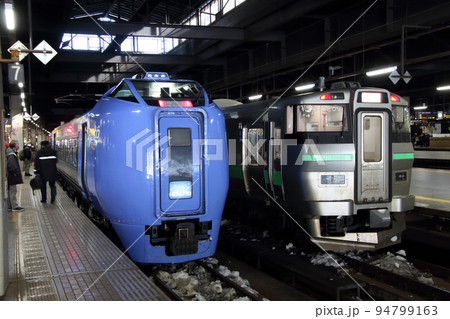 札幌駅に停車中の特急北斗（キハ281系試作車両：函館⇔札幌） 94799163