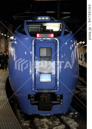札幌駅に停車中の特急北斗（キハ281系試作車両：函館⇔札幌） 94799164