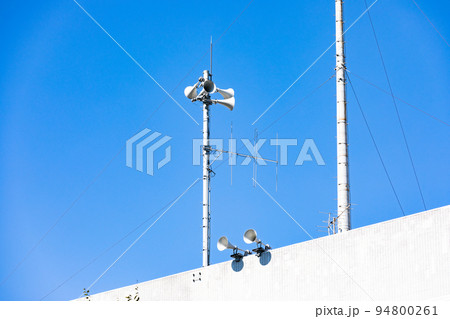 防災行政無線屋外拡声器と青空 94800261