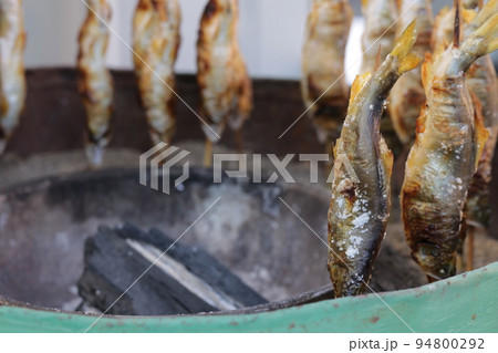 屋台で売られる鮎の塩焼き 串焼き 屋台で売られる鮎の塩焼き 串焼き 94800292
