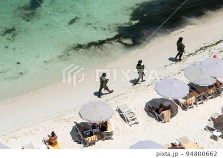 Marina soldiers of Mexican army patrolling beach in Cancun 94800662