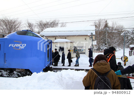 車両トラブルに伴い赤井川駅に臨時停車する特急北斗(キハ281系試作車両) 車両トラブルに伴い赤井川駅に臨時停車する特急北斗(キハ281系試作車両) 94800912