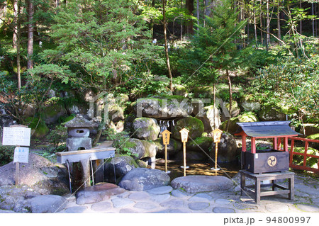 日光市　日光二荒山神社　二荒霊水（薬師の霊水　酒の泉） 94800997