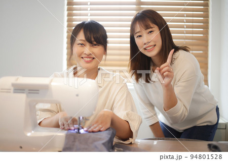 ミシンの使い方を教わる女性 ミシンの使い方を教わる女性 94801528