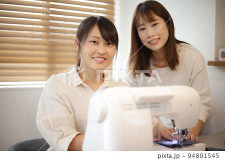 ミシンの使い方を教わる女性 ミシンの使い方を教わる女性 94801545