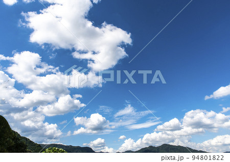 青空に浮かんだ雲 94801822
