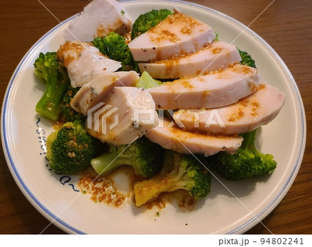 ブロッコリーと鶏胸肉のヘルシーサラダ 94802241
