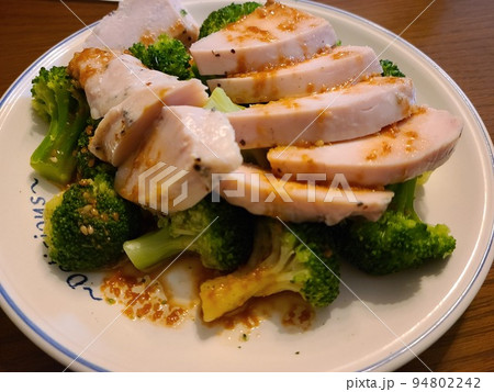 ブロッコリーと鶏胸肉のヘルシーサラダ ブロッコリーと鶏胸肉のヘルシーサラダ 94802242