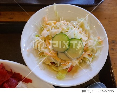 定食のサラダ 94802445