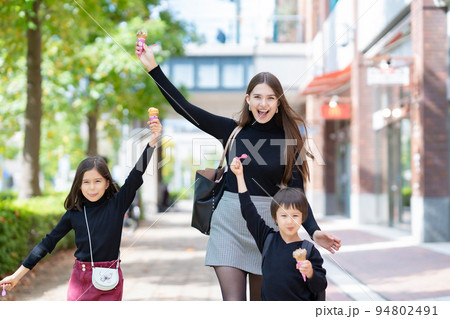 アイスクリームを食べる親子  94802491