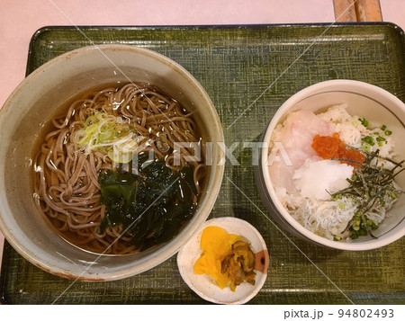 かけ蕎麦と鯛イクラ丼のセット 94802493