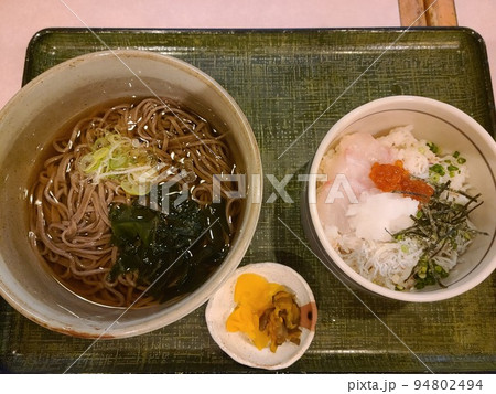 かけ蕎麦と鯛イクラ丼のセット 94802494