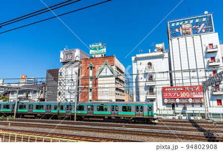 日本の東京都市景観　鶯谷駅前のホテル街などを望む 94802908