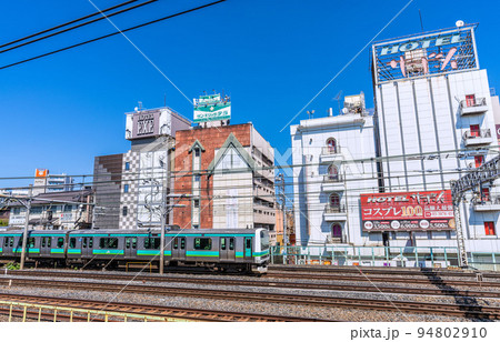 日本の東京都市景観 鶯谷駅前のホテル街などを望む 日本の東京都市景観 鶯谷駅前のホテル街などを望む 94802910