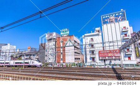 日本の東京都市景観　鶯谷駅前のホテル街などを望む 94803034