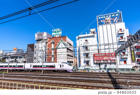 日本の東京都市景観　鶯谷駅前のホテル街などを望む 94803035
