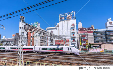 日本の東京都市景観　鶯谷駅前のホテル街などを望む 94803066