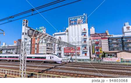 日本の東京都市景観　鶯谷駅前のホテル街などを望む 94803068