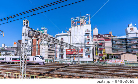 日本の東京都市景観　鶯谷駅前のホテル街などを望む 94803069