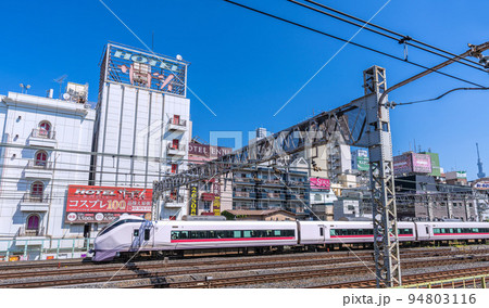 日本の東京都市景観　鶯谷駅前のホテル街などを望む（右奥に東京スカイツリー） 94803116