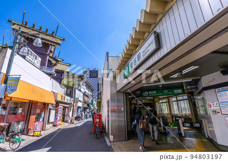 日本の東京都市景観　鶯谷駅（北口）やホテル街などを望む 94803197