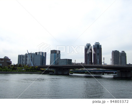 お台場の水辺風景。夢の大橋とビル群。 お台場の水辺風景。夢の大橋とビル群。 94803372