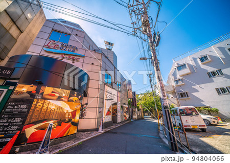 日本の東京都市景観　鶯谷駅前のホテル街などを望む（奥に元三島神社） 94804066
