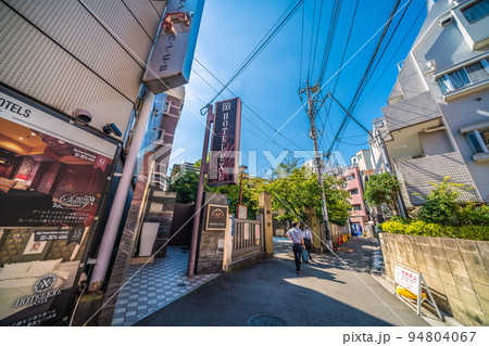 日本の東京都市景観　鶯谷駅前のホテル街などを望む（奥に元三島神社） 94804067