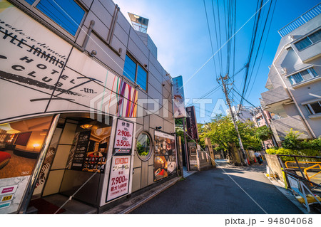 日本の東京都市景観　鶯谷駅前のホテル街などを望む（奥に元三島神社） 94804068