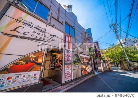 日本の東京都市景観 鶯谷駅前のホテル街などを望む(奥に元三島神社) 日本の東京都市景観 鶯谷駅前のホテル街などを望む(奥に元三島神社) 94804070