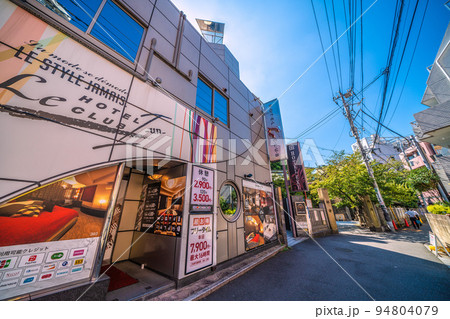 日本の東京都市景観　鶯谷駅前のホテル街などを望む（奥に元三島神社） 94804079