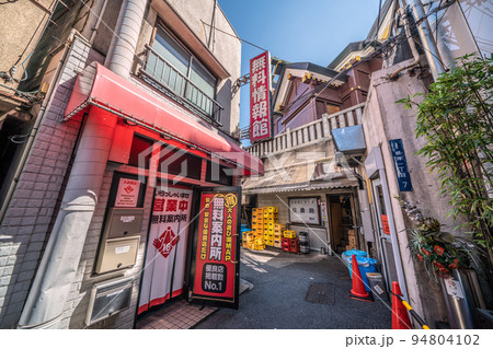 日本の東京都市景観　鶯谷駅前のホテル街などを望む（奥に元三島神社） 94804102