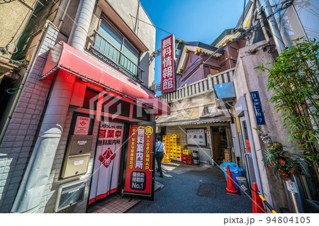 日本の東京都市景観　鶯谷駅前のホテル街などを望む（奥に元三島神社） 94804105