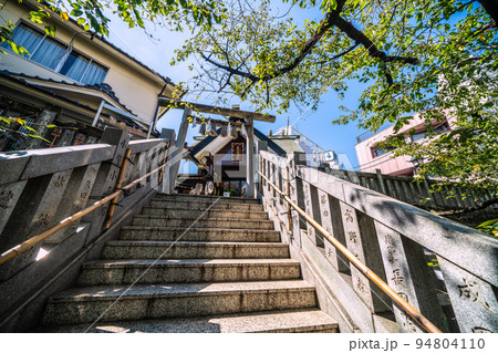日本の東京都市景観　鶯谷駅前のホテル街にある元三島神社などを望む 94804110