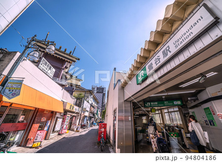 日本の東京都市景観　鶯谷駅やホテル街などを望む（左に元三島神社） 94804186