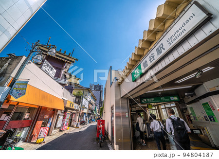 日本の東京都市景観　鶯谷駅やホテル街などを望む（左に元三島神社） 94804187