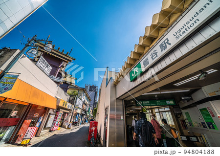日本の東京都市景観　鶯谷駅やホテル街などを望む（左に元三島神社） 94804188