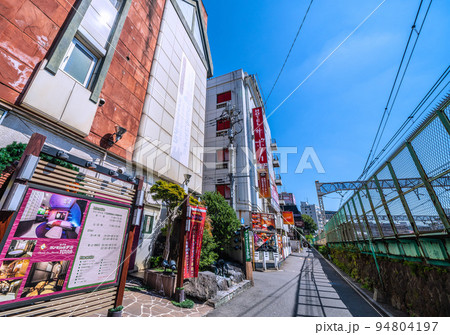 日本の東京都市景観 鶯谷駅前のホテル街などを望む(右はJRの路線) 日本の東京都市景観 鶯谷駅前のホテル街などを望む(右はJRの路線) 94804197