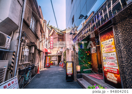 日本の東京都市景観　鶯谷駅前のホテル街などを望む（奥に元三島神社） 94804201