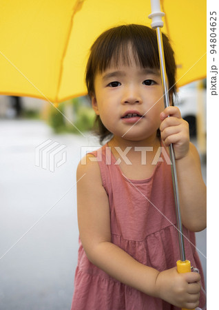 雨の日に傘をさしている2歳の子供 94804625