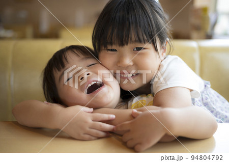 じゃれあう仲の良い姉妹 94804792