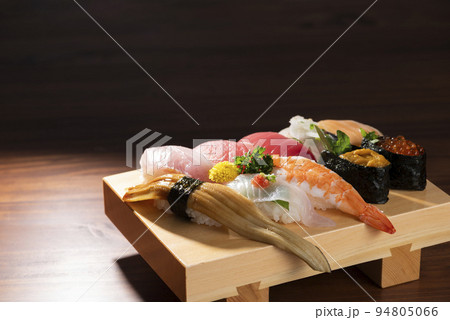 寿司下駄に新鮮な寿司の盛合せ 94805066