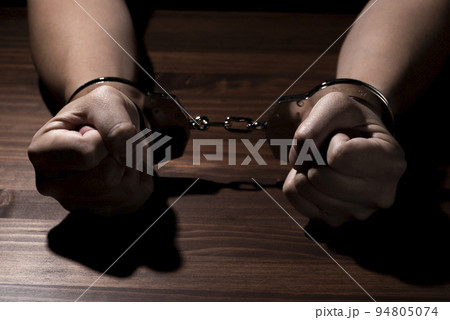 手錠をかけられた男性の手 手錠をかけられた男性の手 94805074