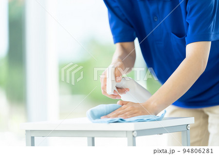 清掃、除菌、掃除、女性、クリーニング、介護、拭く、成人女性、お姉さん、20代、30代 94806281