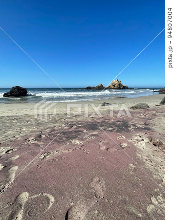 ファイファービーチのピンクの砂浜　ビッグサー　Pfeiffer Beach, Big Sur 94807004
